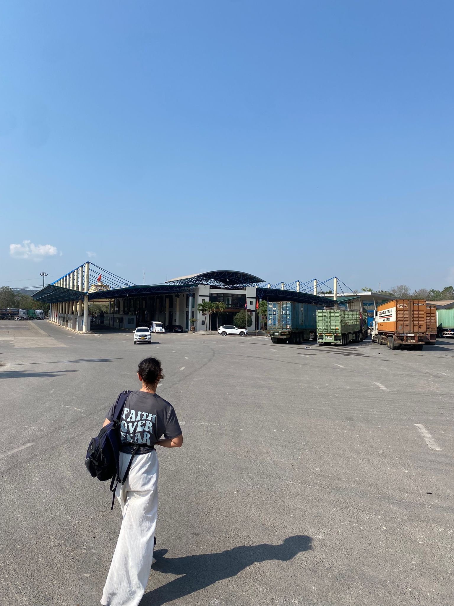 Assistance with paperwork at the Huu Nghi checkpoint